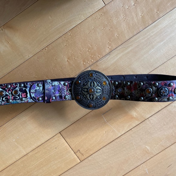 Fabric/leather/metal studded belt with round disc buckle. - Picture 3 of 4